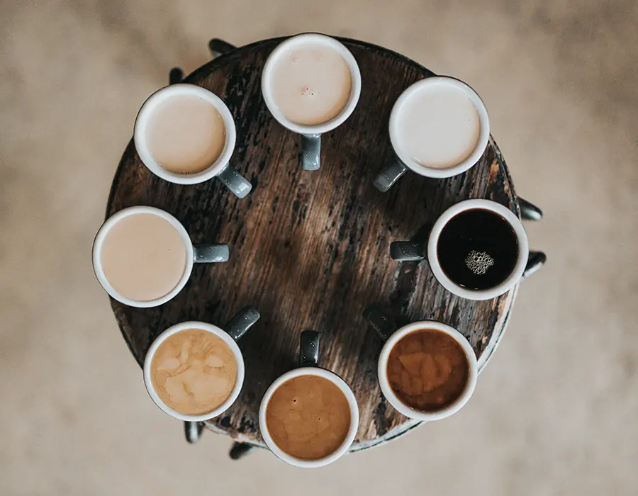 Kaffeetassen auf einem Holztisch