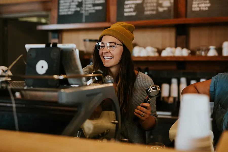 Barista hinter dem Tresen eines Cafés
