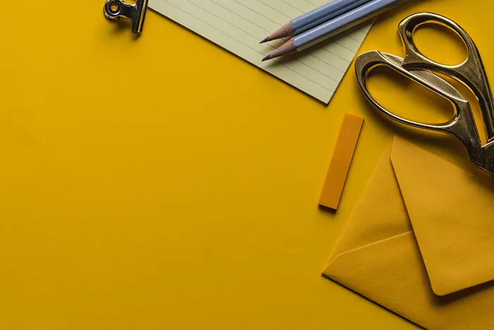 Briefpapier, Umschläge und Schere
